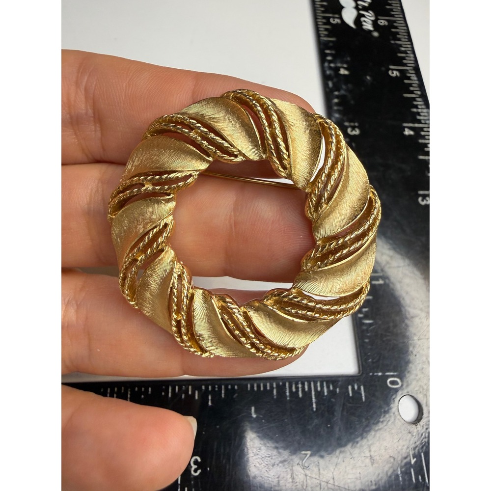 Trifari Gold Tone Textured Wreath Brooch Pin Twisted Rope Accent Crown Hallmark
